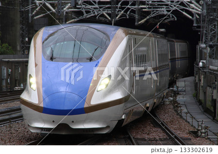 大清水トンネルを抜け越後湯沢駅に到着するE7系とき号 133302619