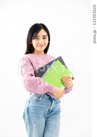 ノートやファイルを持って立っている若い女性 133303020