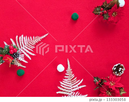 赤いクリスマスツリーの背景 133303058