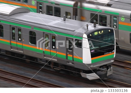 湘南新宿ラインと並走する上野東京ライン・高崎線E233系電車 湘南新宿ラインと並走する上野東京ライン・高崎線E233系電車 133303136