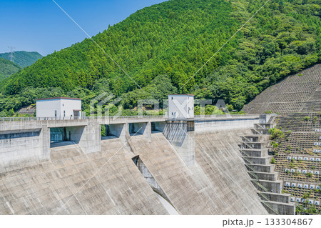 森町の太田川ダムのダム湖(かわせみ湖)の風景(静岡県) 森町の太田川ダムのダム湖(かわせみ湖)の風景(静岡県) 133304867