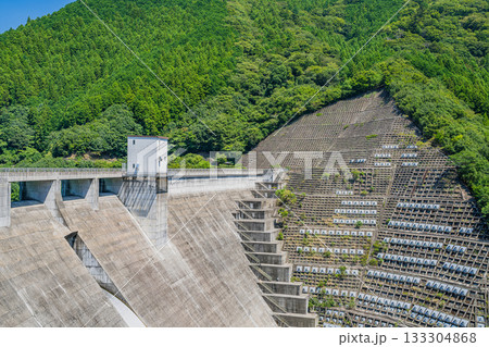 森町の太田川ダムのダム湖(かわせみ湖)の風景(静岡県) 133304868