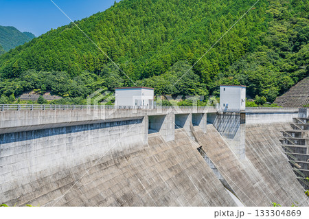 森町の太田川ダムのダム湖(かわせみ湖)の風景(静岡県) 133304869