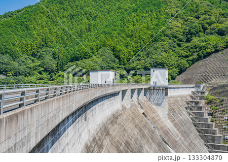 森町の太田川ダムのダム湖(かわせみ湖)の風景(静岡県) 133304870