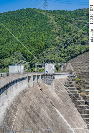 森町の太田川ダムのダム湖(かわせみ湖)の風景(静岡県) 133304871