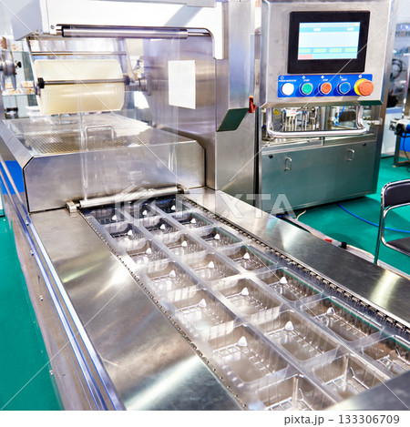 Conveyor for packing plastic containers 133306709