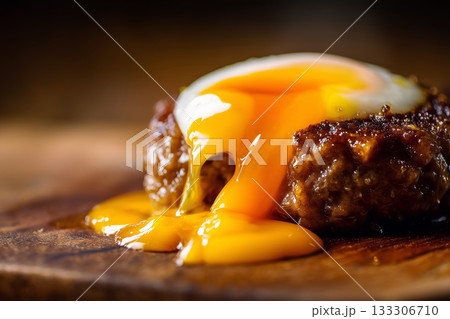 卵が乗った溶岩焼きハンバーグ 133306710