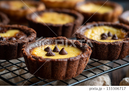 焼きあがったミニミニチョコチーズタルト 焼きあがったミニミニチョコチーズタルト 133306717