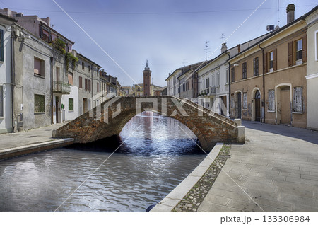 Walking among the picturesque canals of Comacchio, Italy 133306984