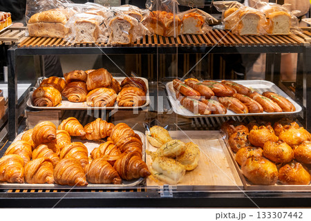 ベーカリーのショーケースに並ぶ焼きたてパン ベーカリーのショーケースに並ぶ焼きたてパン 133307442