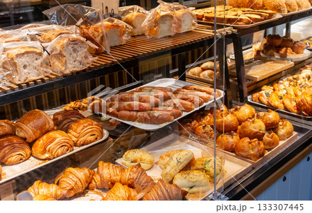 ベーカリーのショーケースに並ぶ焼きたてパン 133307445