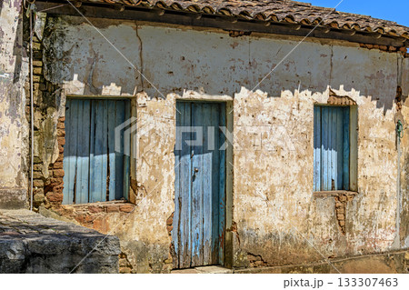 An old abandoned house 133307463