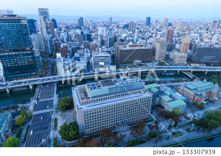 大阪中之島と梅田の夕景 (大阪府大阪市北区) 大阪中之島と梅田の夕景 (大阪府大阪市北区) 133307939