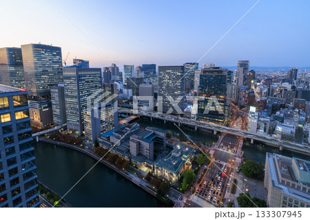 大阪中之島と梅田の夕景 (大阪府大阪市北区) 大阪中之島と梅田の夕景 (大阪府大阪市北区) 133307945
