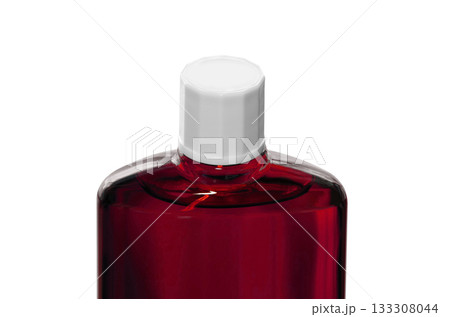 【切り抜き透過背景素材】スクリューキャップを閉めた育毛剤の赤色半透明のボトル 133308044