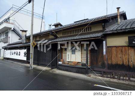 山中油店　京都市上京区下立売通智恵光院西入 133308717