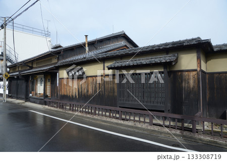 山中油店　京都市上京区下立売通智恵光院西入 133308719