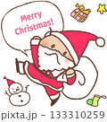 サンタさんの格好をした元気な男の子 133310259