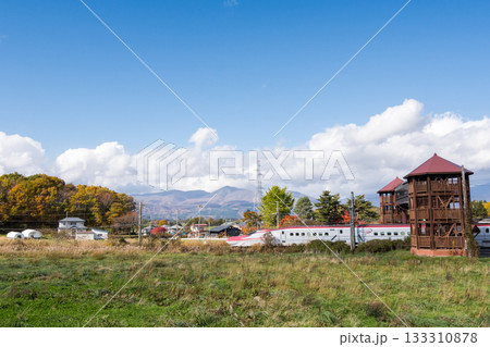 【秋田新幹線】紅葉する市街地を走行する特急こまち 【秋田新幹線】紅葉する市街地を走行する特急こまち 133310878