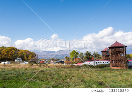 【秋田新幹線】紅葉する市街地を走行する特急こまち 【秋田新幹線】紅葉する市街地を走行する特急こまち 133310879
