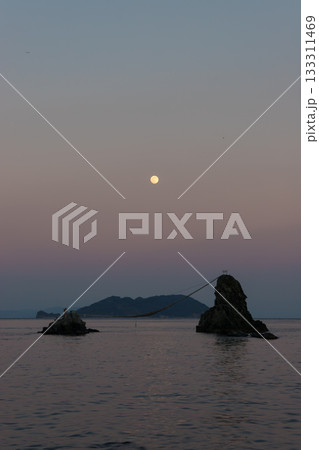 海の岩と月（大分県大分市佐賀関） 133311469