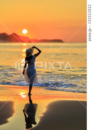 夕日の海を見つめる彼女 夕日の海を見つめる彼女 133311912