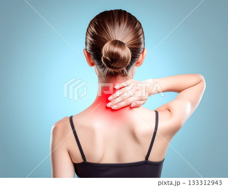 首の痛みと頸椎の不調を抱える人の医療イメージ 133312943