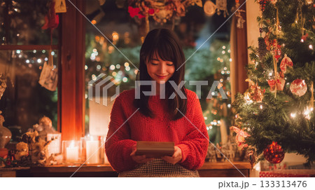 女性が部屋でクリスマスを楽しむ 女性が部屋でクリスマスを楽しむ 133313476