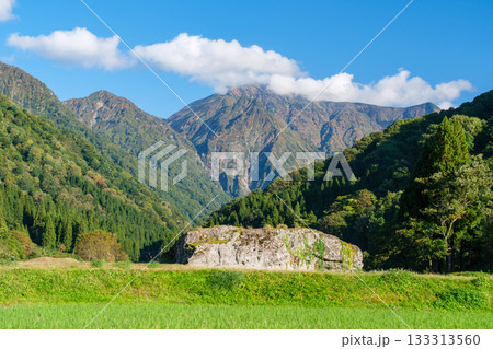 越後駒ケ岳と巨岩 133313560