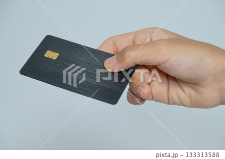 ブラックのICチップ付きカードを渡す手 ブラックのICチップ付きカードを渡す手 133313588