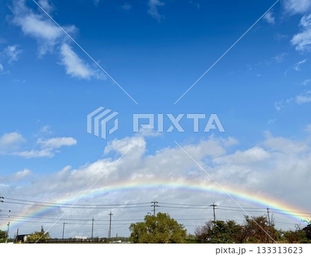 雨上がりの空にかかる虹 雨上がりの空にかかる虹 133313623