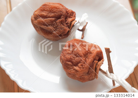 皿に並べた美味しい干し柿2個 皿に並べた美味しい干し柿2個 133314014