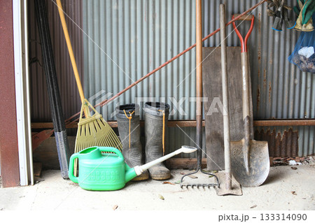 納屋に並べられた農作業道具 納屋に並べられた農作業道具 133314090