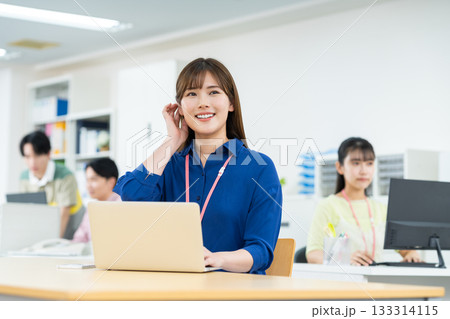 オフィスで働く若い女性のエンジニア オフィスで働く若い女性のエンジニア 133314115