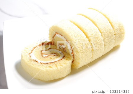 ロールケーキ - ふんわりとした食感のロールケーキ(バニラ)でおやつの時間 ロールケーキ - ふんわりとした食感のロールケーキ(バニラ)でおやつの時間 133314335