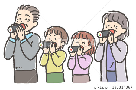 節分の恵方巻（太巻き）寿司を食べる子どもとシニア男女 133314367