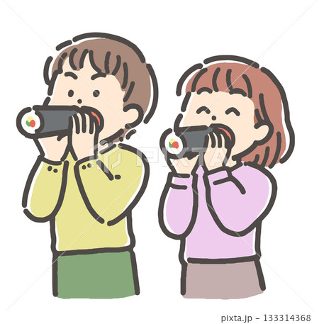 節分の恵方巻（太巻き）寿司を食べる男の子と女の子 133314368