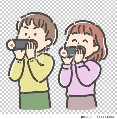 節分の恵方巻（太巻き）寿司を食べる男の子と女の子 133314368