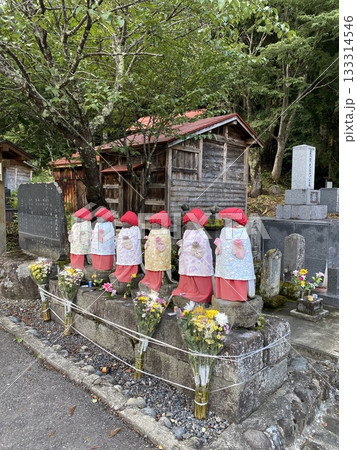 日本の田舎に並ぶ6体のお地蔵さん 133314546