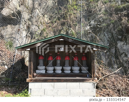 日本の田舎に並ぶ6体のお地蔵さん 133314547