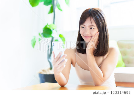 スマートフォンを使う女性　ビューティー　美顔　肌チェック　肌年齢 133314695