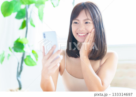 スマートフォンを使う女性　ビューティー　美顔　肌チェック　肌年齢 133314697