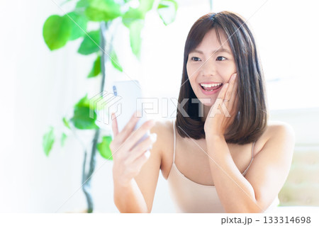 スマートフォンを使う女性　ビューティー　美顔　肌チェック　肌年齢 133314698