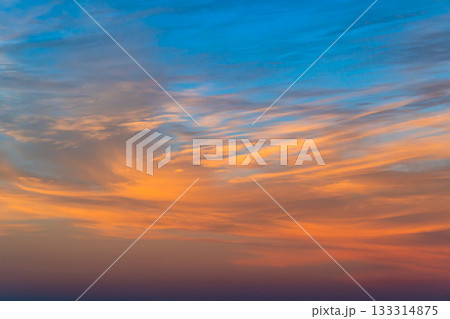 オレンジ色に染まる雲 夕焼けのすじ雲 a-1-2 高コントラスト オレンジ色に染まる雲 夕焼けのすじ雲 a-1-2 高コントラスト 133314875