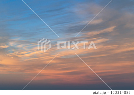 オレンジ色に染まる雲 夕焼けのすじ雲 b-1-4 フィルム調 オレンジ色に染まる雲 夕焼けのすじ雲 b-1-4 フィルム調 133314885