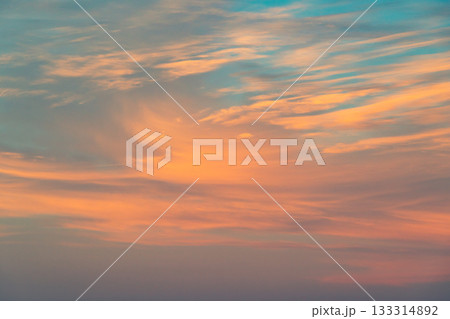 オレンジ色に染まる雲 夕焼けのすじ雲　c-1-3 シアン色 133314892