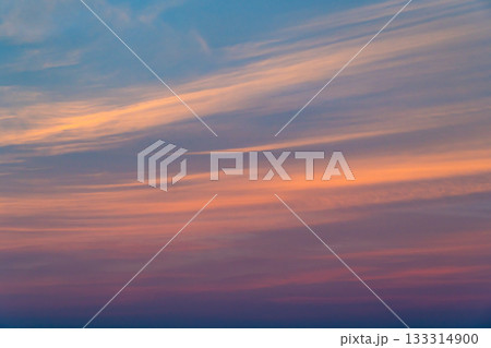 オレンジ色に染まる雲 夕焼けのすじ雲 d-1-2 高コントラスト オレンジ色に染まる雲 夕焼けのすじ雲 d-1-2 高コントラスト 133314900