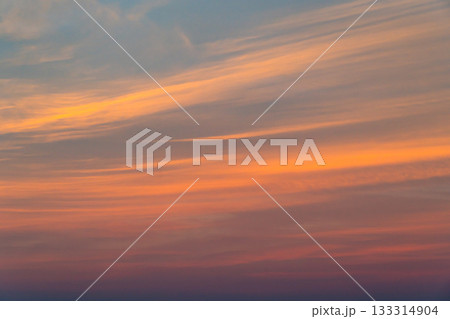 オレンジ色に染まる雲 夕焼けのすじ雲　d-2-2 暖色 高コントラスト 133314904