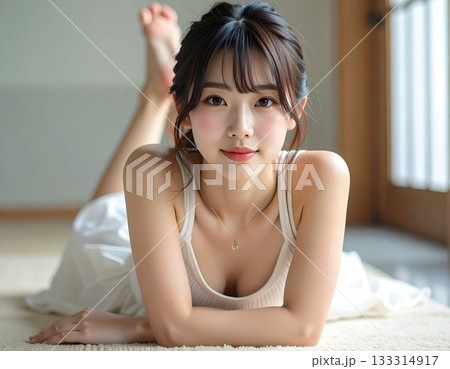寝そべる白いキャミソールの女性 133314917