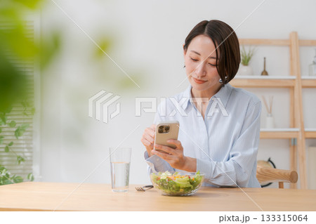 スマホでサラダの写真を撮る女性 スマホでサラダの写真を撮る女性 133315064